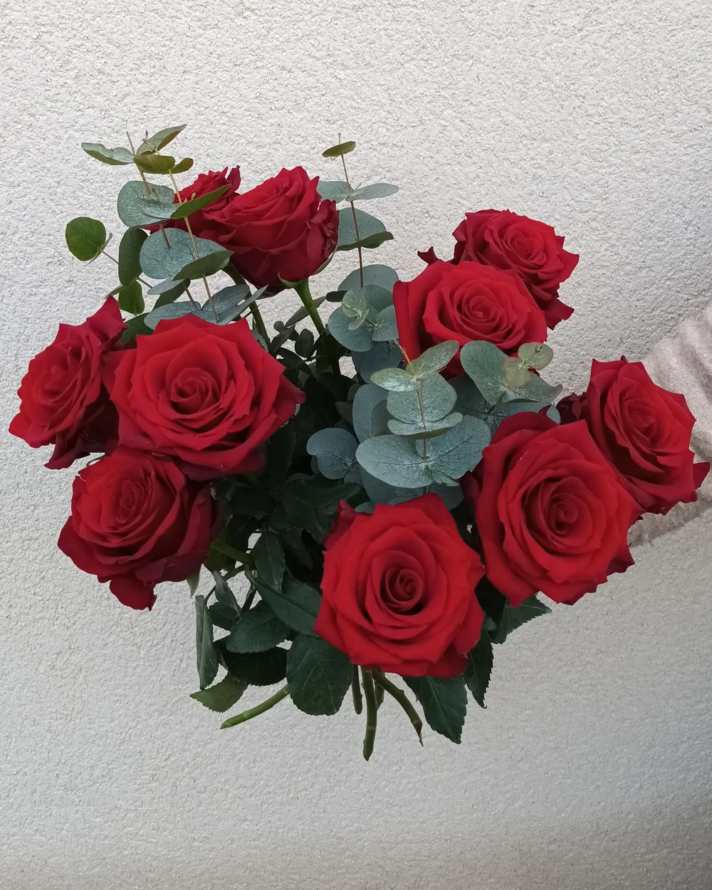 Bouquet de roses rouges et eucalyptus